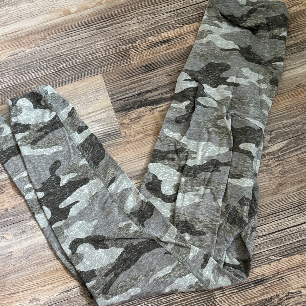 A Glow Maternity Size Small leggings Camo